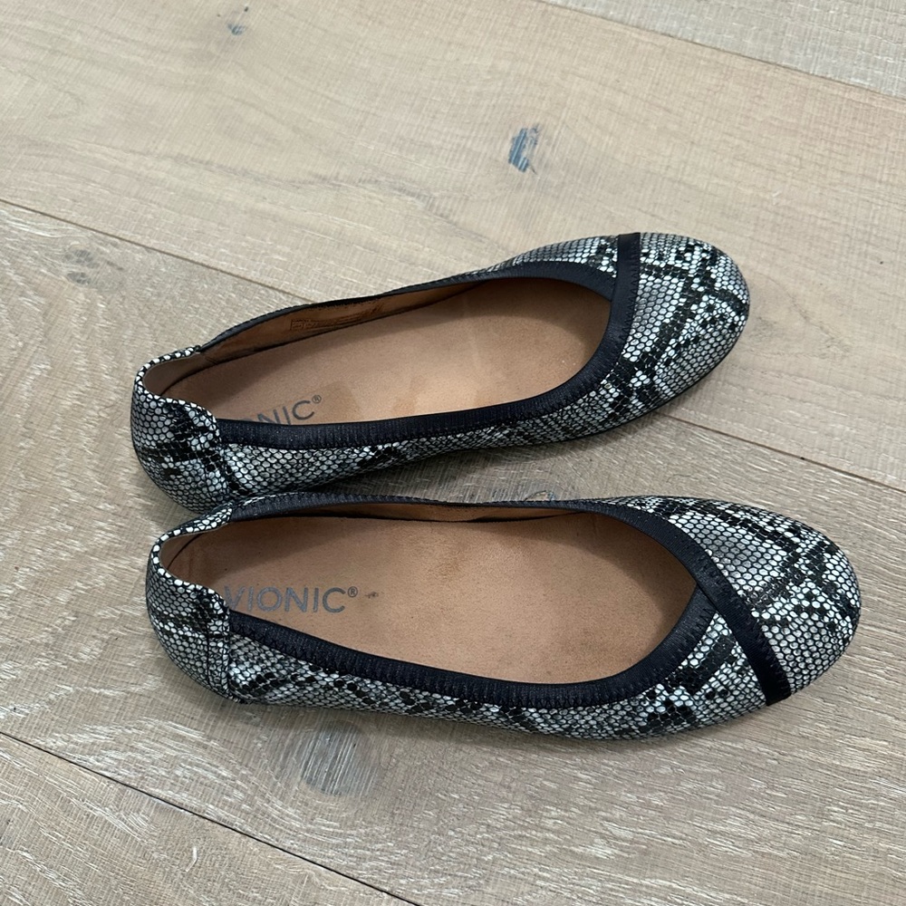 Vionic Snake Print Slip On Shoe Women’s Size 8 - image 5